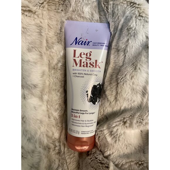 Nair Leg Mask Brighten & Smooth With 100% Natural Clay & Charcoal 8 Oz - Picture 3 of 4